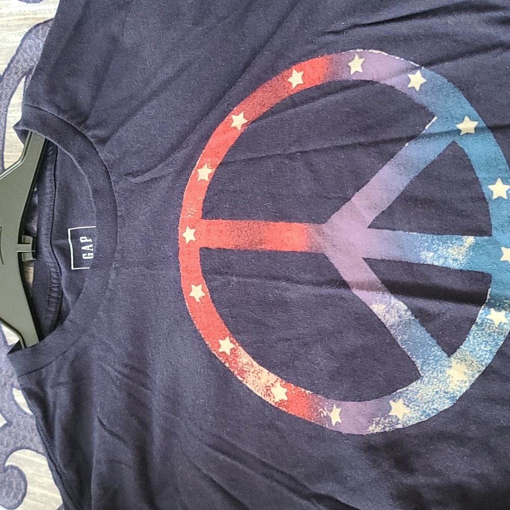 Gap tshirt/Peace symbol